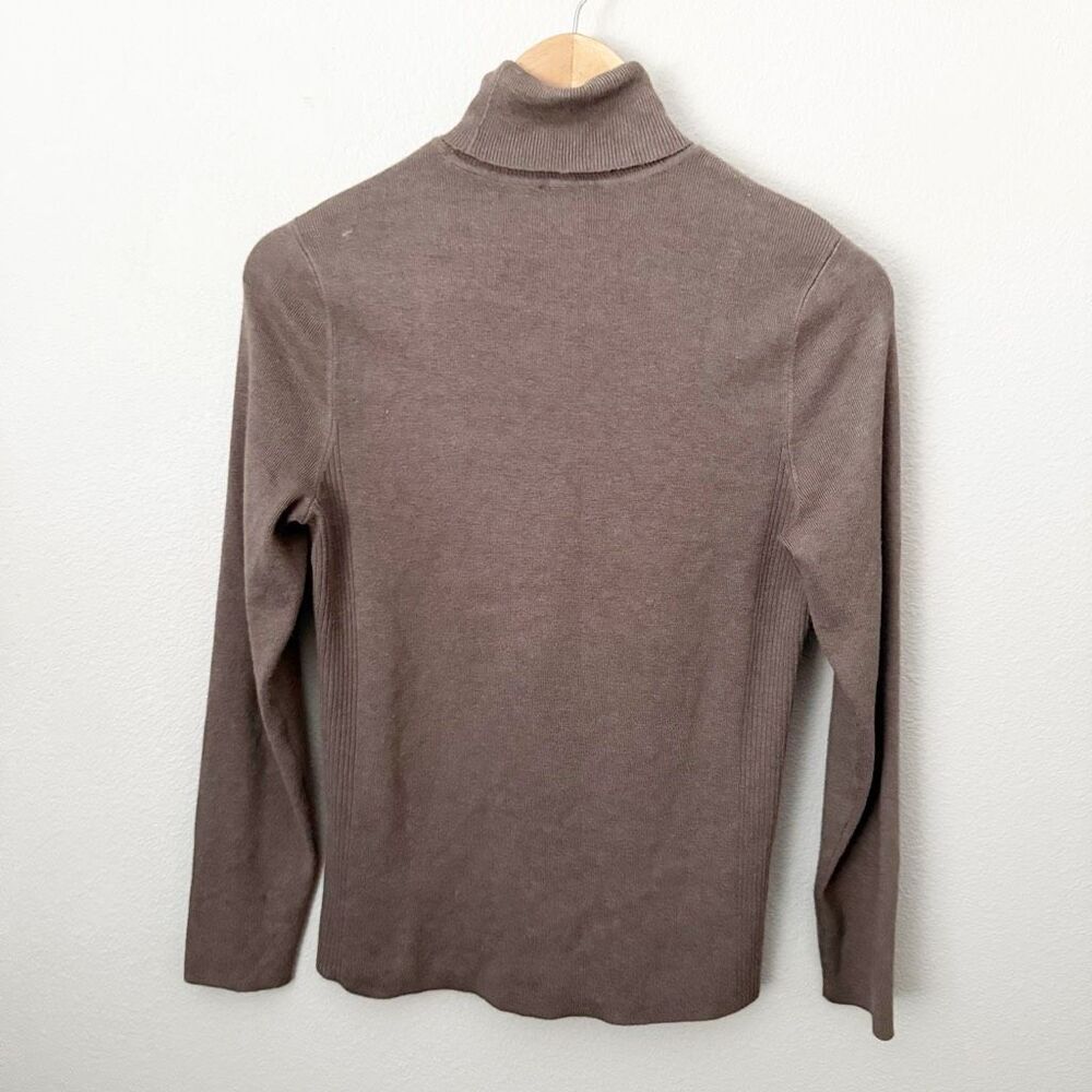 CHICO'S | Brown Taupe Lightweight Turtleneck Sweater Ribbed | Size 1 (8, Medium) - Picture 2 of 5